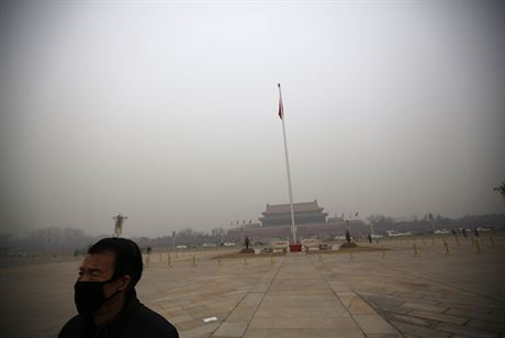 Obyvatelm Pekingu opt nezbv nic jinho, ne zahalit si obliej roukou a...