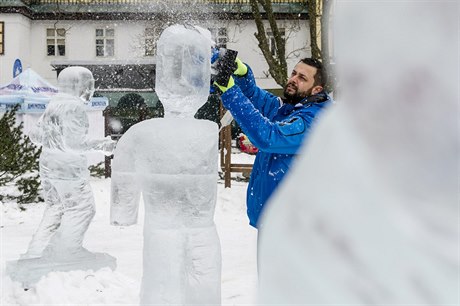 Ondřej Benš vyřezává sochy sjezdaře, běžkaře, snowboardisty a znaku Špindlerova...