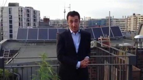 Pedseda nmeckých Zelených Cem Özdemir na videu v rámci Ice Bucket Challenge.