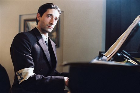 Adrian Brody ve filmu Pianista. 