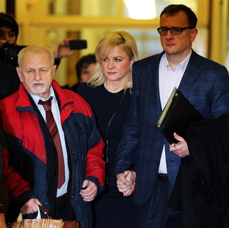 Jana Nečasová (dříve Nagyová) u soudu s manželem a právním zástupcem.