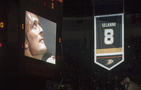 Teemu Selänne skrze videoobrazovku pozoruje, jak jeho dres s íslem 8 stoupá ke...