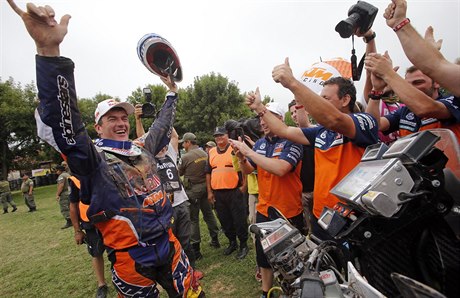 Jezdec na KTM Mac Coma slaví celkové vítězství v cíli Rallye Dakar.