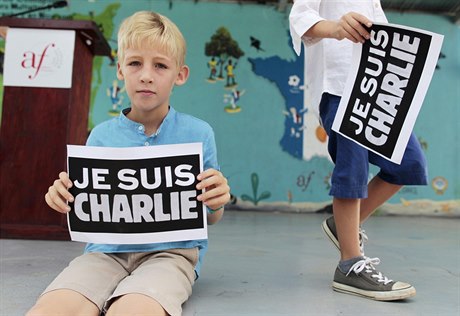 Lidé po celém svt vyjadují soustrast obtem útok na Charlie Hebdo.