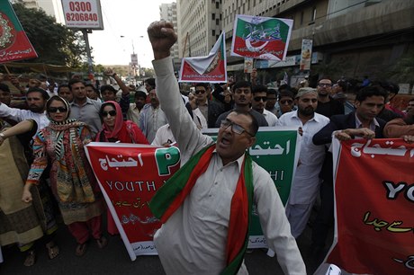 Demonstranti v pákistánském Karáí.