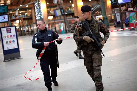 Francouztí policisté uzavírají paíské nádraí (ilustraní snímek).