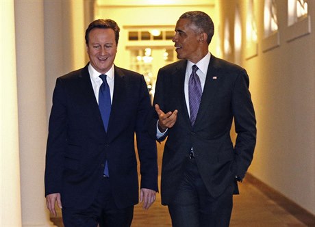 Britský premiér David Cameron (vlevo) na schzce s americkým prezidentem...