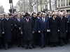 Francois Hollande obklopený vrcholnými pedstaviteli stát i institucí na...