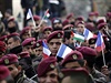 lenové palestinských bezpenostních sil mávají francouzskými i palestinskými...