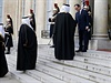 Francois Hollande vítá katarskou delegaci.