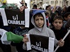Palestinské dti s cedulkami Já jsem Charlie na shromádní v Ramalláhu.