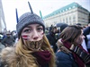 Úastnice tichého protestu v Berlín si pelepila ústa páskou s nápisem...