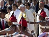 Pape Frantiek krátce po svém píletu na Srí Lanku v doprovodu tamjího...