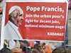 Plakáty upozorující na pílet papee Frantika se objevily na celé Srí Lance.