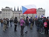 Na 300 lidí se selo v pátek v podveer ped Praským hradem k demonstraci...