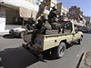 Bezpenostní jednotky pijídí ke vchodu francouzské ambasády v Jemenu.