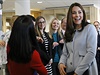 Princezna Kate se bhem návtvy v londýnské kole setkala se studenty vech...