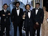 Režisér a scenárista Alejandro Gonzalez Inarritu přebírá cenu za nejlepší...