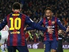 Lionel Messi (vlevo) se raduje s Neymarem.