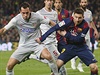 Souboj o míč. Diego Godin (vlevo) vs. Lionel Messi.