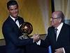 Sepp Blatter, šéf FIFA, předává Ronaldovi Zlatý míč pro nejlepšího fotbalistu...