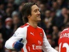 Zleva Tomáš Rosický, Olivier Giroux a Alexis Sanchez se radují z góly Arsenalu.