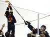 PRO TEBE. David Pastrňák věnuje hokejku malému fanouškovi Bostonu.