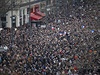 Statisíce lidí na Place de la Republique.