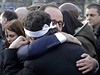 Francouzský prezident Francois Hollande utuje sloupkae listu Charlie Hebdo...