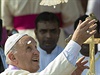 Pape navtívil v uplynulých dnech i Srí Lanku, mimo jiné tam vypustil holubici...