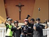 Cyklisté z Manily poizují selfie ped krucifixem v místech, kde pape povede...
