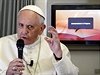 Pape Frantiek hovoí s novinái na palub letadla míícího na Filipíny.