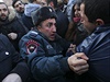 Policista v Jerevanu brání demonstrantm v postupu na ruskou ambasádu