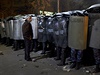 Demonstrant proti kordonu policist ped ruskm konzultem v Jerevanu
