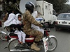 Pákistánské dti se znovu vrací do koly, kde ozbrojenci Talibanu zabili 150...