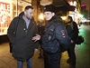 Navalnyj (vlevo) hovoí s policistou krátce ped svým zadrením v roce 2015.
