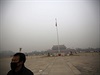Obyvatelm Pekingu opt nezbývá nic jiného, ne zahalit si obliej roukou a...