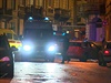 Policie a vozidla záchranné sluby blokují ulici po  protiteroristickém zásahu...