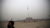 Obyvatelům Pekingu opět nezbývá nic jiného, než zahalit si obličej rouškou a...