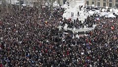 Stovky tisíc lidí zaplnily nám�stí Republiky, aby se vydaly na pr�vod Pa�i�í k...