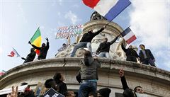 Transparent s heslem �Rychlej�í demokracii proti ve�kerému barbariství.�...