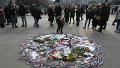 Ú�astnice pr�vodu p�idává pero do kruhu obklopujícího kv�tiny a dal�í...