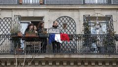 Nedaleko nám�stí Republiky mu� z balkonu ukazuje transparent s textem �Já jsem...