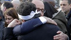 Francois Hollande v objetí s redaktorem Charlie Hebdo Patrickem Pellouxem.