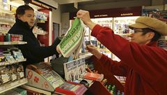 Trafikant prodává �íslo Charlie Hebdo. A ur�it� ne poslední.