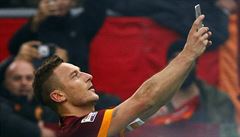 Selfie na hiti. Fotbalista Totti vstelil gl a vyfotil se s fanouky
