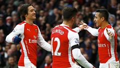Zleva Tomá Rosický, Olivier Giroux a Alexis Sanchez se radují z góly Arsenalu.