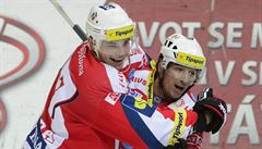 Zleva pardubický obránce Václav Benák a pardubický úto�ník Petr Sýkora.