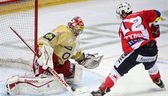 Zleva branká� Slavie Dominik Furch a pardubický úto�ník Radoslav Tybor.