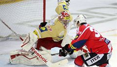 Zleva branká� Slavie Dominik Furch a pardubický úto�ník Petr Sýkora.